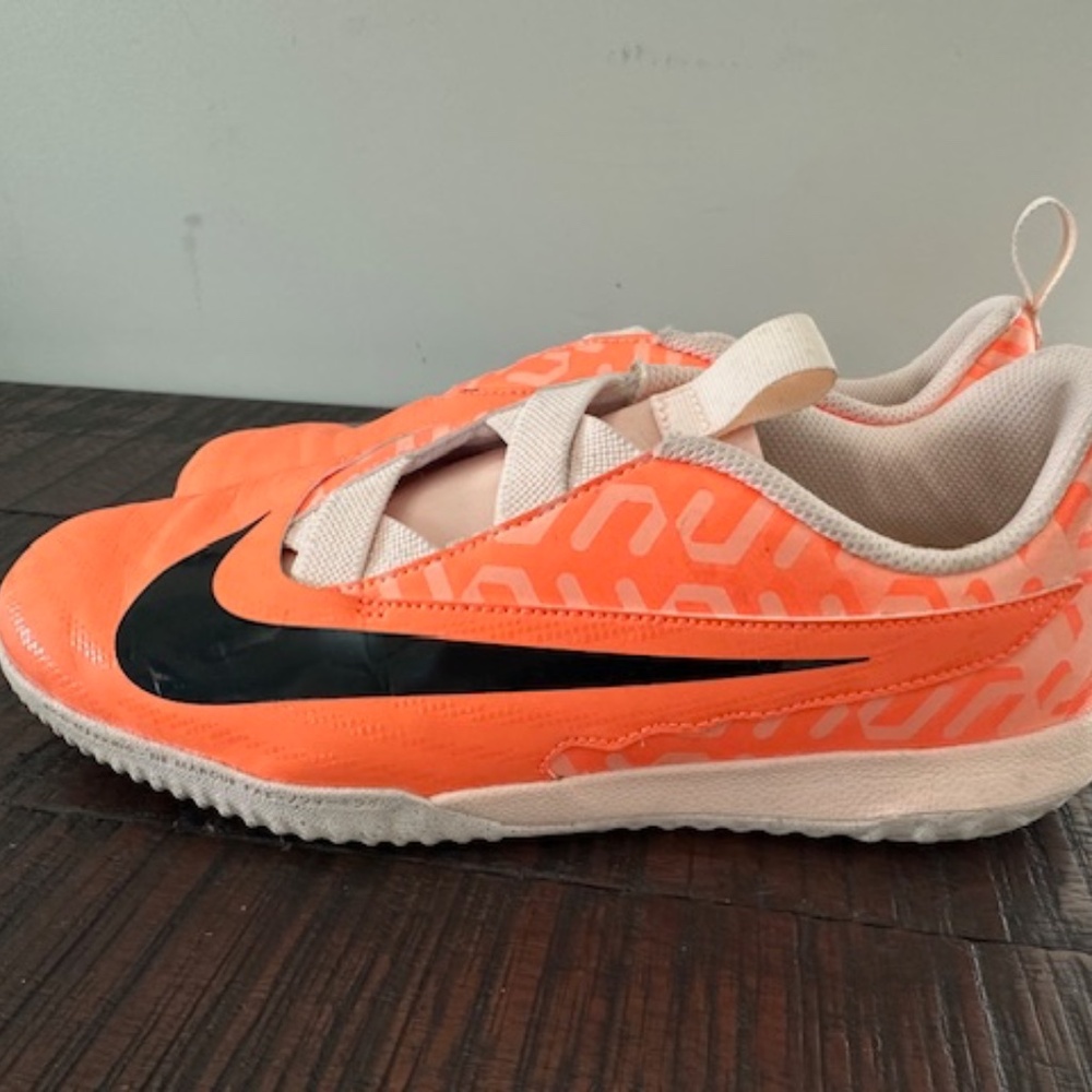 Nike Junior Phantom GX Academy Indoor Soccer/Futsal Cleats